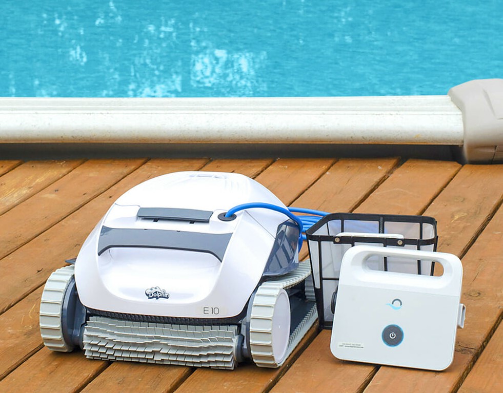 Dolphin E10 cleaning pool floor