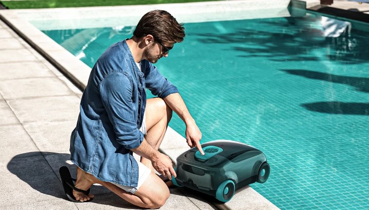 AIPER Scuba X1 in pool